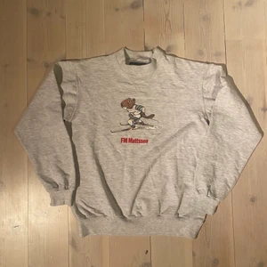 Vintage sweatshirt från 1996 - En sweatshirt med grym boxy passform från 96 från bolaget Fm Mattsson. Storlek L men sitter boxy och skicket är 8/10 inga fel vad jag kan se!