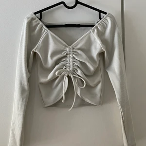 Vit topp - Säljer denna fina topp för 90kr (köpt för 199kr) pga att den inte kommer till användning, andvänd max 6 gånger. Nytvättad. Köparen står för frakt. Går att pruta.