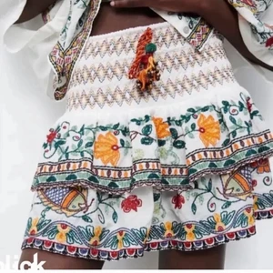 Vit broderad kjol från zara - Jättefin vit broderad kjol från zara! Aldrig använd och lappen är kvar! Köpt för 399kr! Budgivning vid stort intresse köp direkt för 479