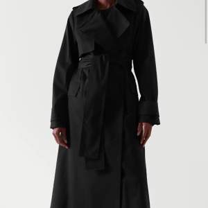 Trench coat från COS. Använd fåtal gånger och har inga skador. Köpt för 1800kr