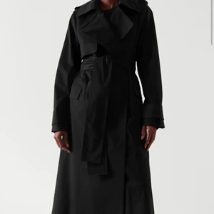 COS TRENCH - Trench coat från COS. Använd fåtal gånger och har inga skador. Köpt för 1800kr