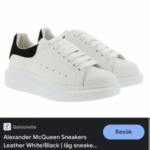 Alexander mcqueen skor - Säljer dessa helt nya Alexander mcqueen skor! Endast ändvända några gånger! Kan vara ett av dom skönaste skorna jag haft på mig❤️ dom är vita med svart där bak! ÄKTA!!! Storlek 37