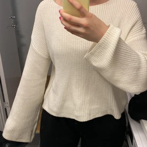 NA-KD stickad vit  - Storlek M , bra skick knappt använd . Utsvängda armar 