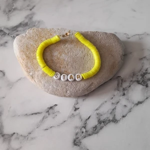 Ett ambarnd där det står star - Dett armband är gjort på clay pearls och kostar 10kr +frakt. frakten kostar 12kr och DU står för den!❤ 
