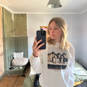 Sweatshirt  - Sweatshirt, använd fåtal gånger. Köparen står för eventuell frakt. 🌸