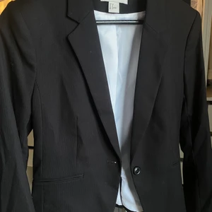 Svart kavaj - Super fin kavaj som endast är använd ett fåtal gånger. Köparen står för frakten💗💗Storlek 38 men mer som 36!