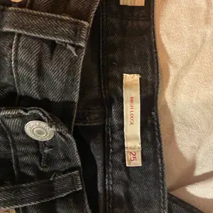 Cool oxh snygga svarta jeans från Levis. Storlek 25 som motsvarar 36(kanske 34)