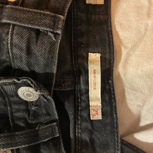 Levis jeans - Cool oxh snygga svarta jeans från Levis. Storlek 25 som motsvarar 36(kanske 34)