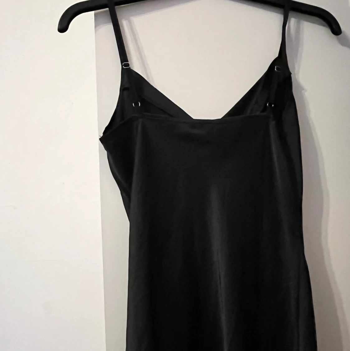 Svart satinklänning - 91