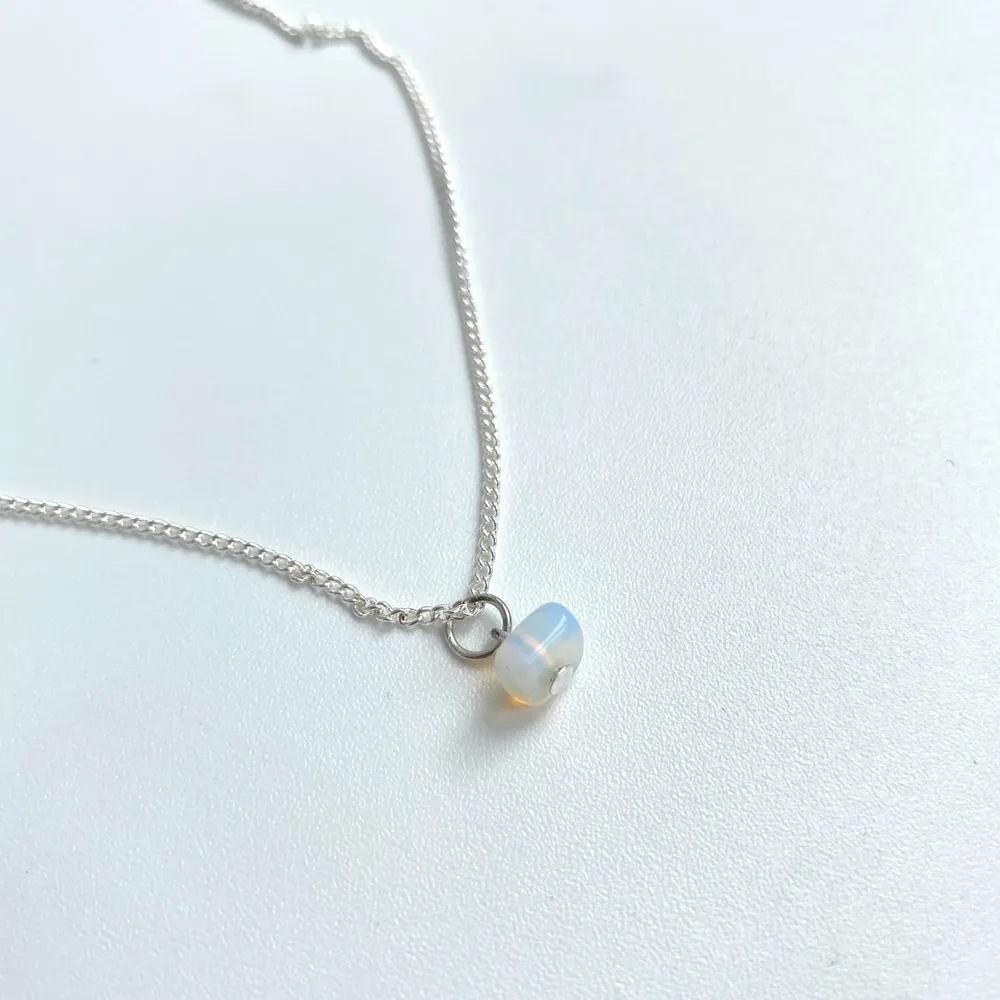 Silvrigt smyckesset med kristallchips av halvädelstenen opalit🤍 perfekt morsdag present!. Accessoarer.