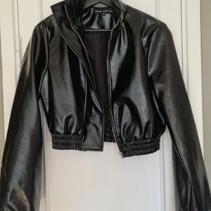 Lackad jacka - Storlek S, aldrig använd.