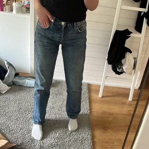 Jeans  - Säljer dessa jeans från zara i mid waist säljer för 300 eftersom att dom knappt är använda eller så skulle ja kunna byta dom mot ett par i stl 34 antingen samma eller några i ljusare färg, hör av er!💕