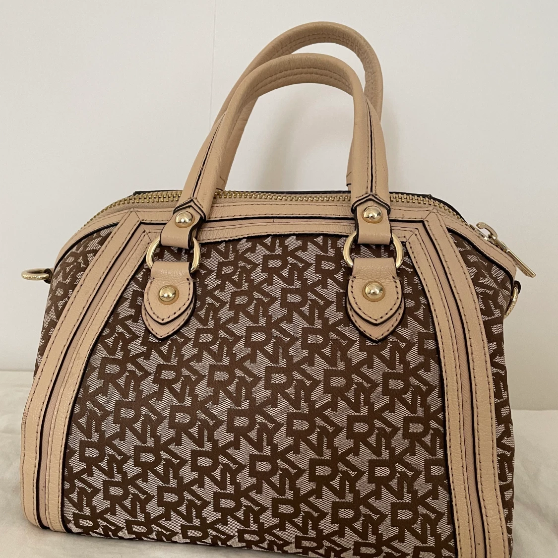 Brun DKNY väska  - 90