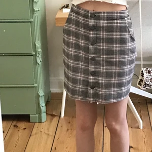 Hollister kjol - Rutig kort kjol från Hollister i nyskick. Passar till vår, sommar eller höst. Storlek XS men ganska bred i modellen så passar större höfter eller en S skulle jag gissa. Köparen står för frakt