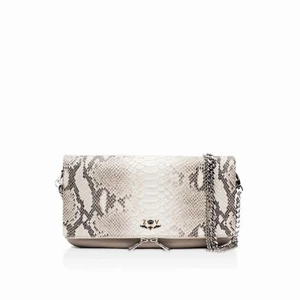 Zadig Rock Cluch  - Säljer min fina "Rock Savage Snake-embossed Clutch" från Zadig et Voltaire🤍 Snygg väska som passar till allt och rymmer allt!🌟 Köpt i Zadigs butik 2018 för ca 3500kr. Sparsamt använd och i bra i bra skick! Dustbag finns kvar🙏 köparen står för frakten.                                    Bild 1+2 är lånade