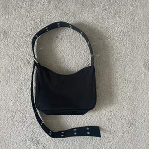 Väska från weekday med justerbart axelband. Går ath ha snett över kroppen och på axeln:) sparsamt använd i perfekt skick