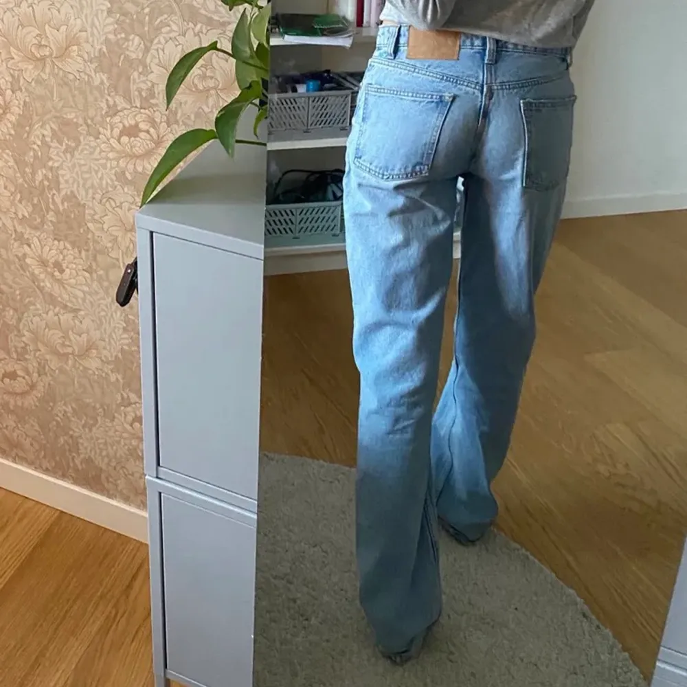 Supersnygga zara jeans medelhög midja, använda 1 gång så i nyskick!. Jeans & Byxor.