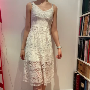 Vit spets klänning - Säljer en fin vit klänning i spets och tunna axelband. Endast använd engång☀️