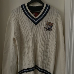 Morris tröja - En vit stickad collegetröja från märket Morris köpt på Emmaus för några månader sen. Aldrig använd endast testad så väldigt bra skick. 