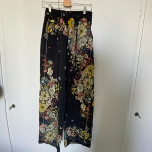 Långa Blommiga Byxor Zara - Långa byxor i storlek M, hög midja och når ner till hälarna på mig som är 170cm. 
