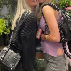 Zara väska  - (Lånad bild) säljer denna superfina väskan från zara💗 köptes för 399 kr! Skriv för fler bilder 😇