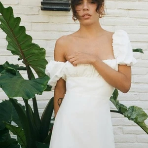 Zara klänning  - Säljer min jättefina zara klänning med prislappen kvar. I storlek S, den är så så fin i ryggen men tyvärr så passade inte klänningen mig som jag förväntade mig. Superfin till studenten eller skolavslutning ☀️☀️