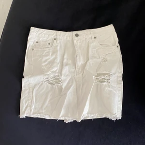 Vit jeanskjol - Jeanskjol från Nelly, aldrig använd💕