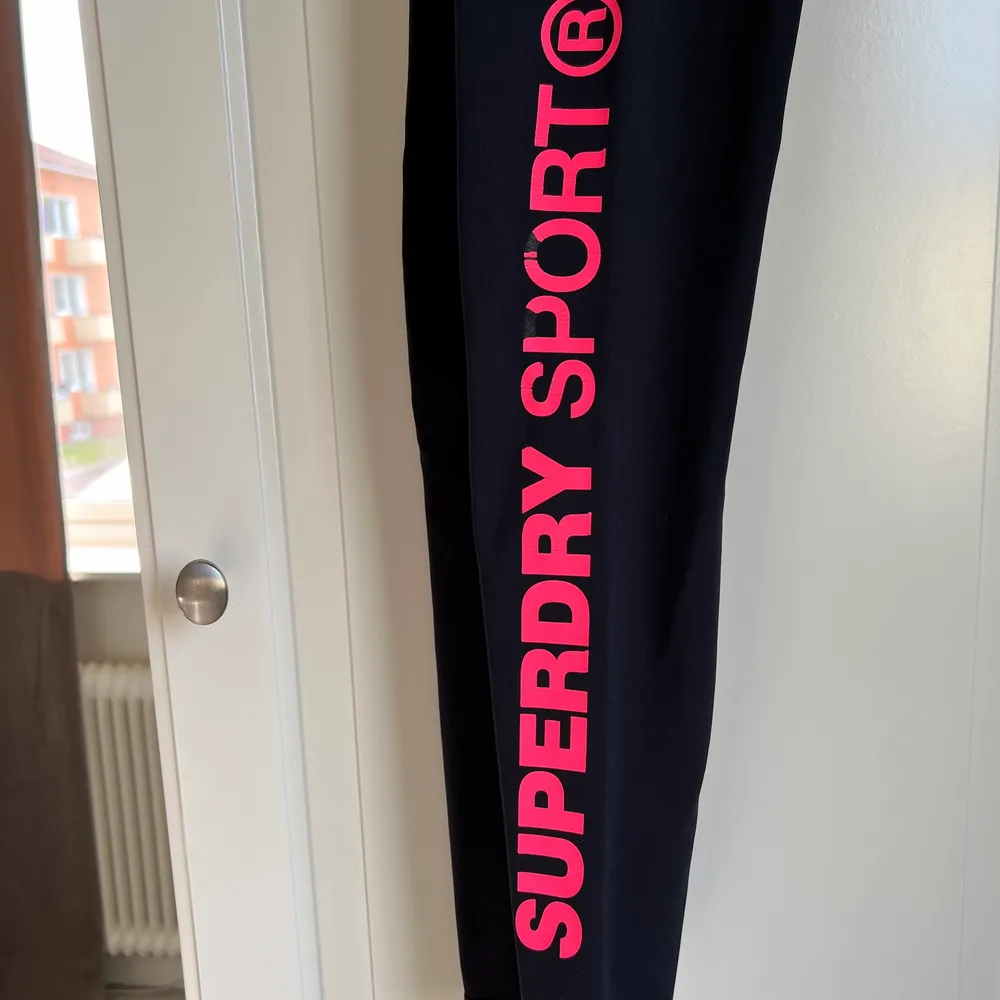 Tränignstights från Superdry. Väldigt fint skick förutom trycket som delvis lossnat i tvätt. Annars är dem som nya i materialet. Strlk 34. Jeans & Byxor.