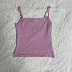 Rosa linne, strl S - Fint ljusrosa linne med snygg urringning. Sitter väldigt fint på mig som annars brukar ha xs. Säljer för att jag inte tycker jag passar i färgen. 