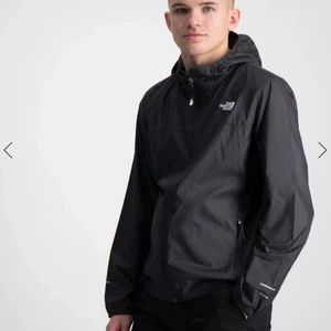 Scary nortface regnjacka - Jackan är i bra skick, kostar 699kr ny, jag säljer för 200kr💗