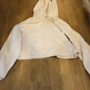 En beige croppad hoodie ifrån Bershka i st m