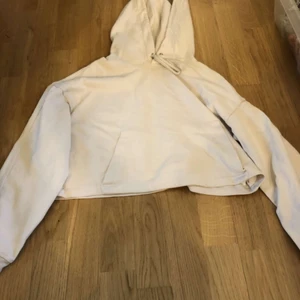 Beige croppad hoodie - En beige croppad hoodie ifrån Bershka i st m