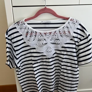 Tshirt med spets💕 - Superfin till sommaren! Passar till stockholmsstilen💕 Ränderna är mörkblåa men färgen gör sig inte rättvis på bilden