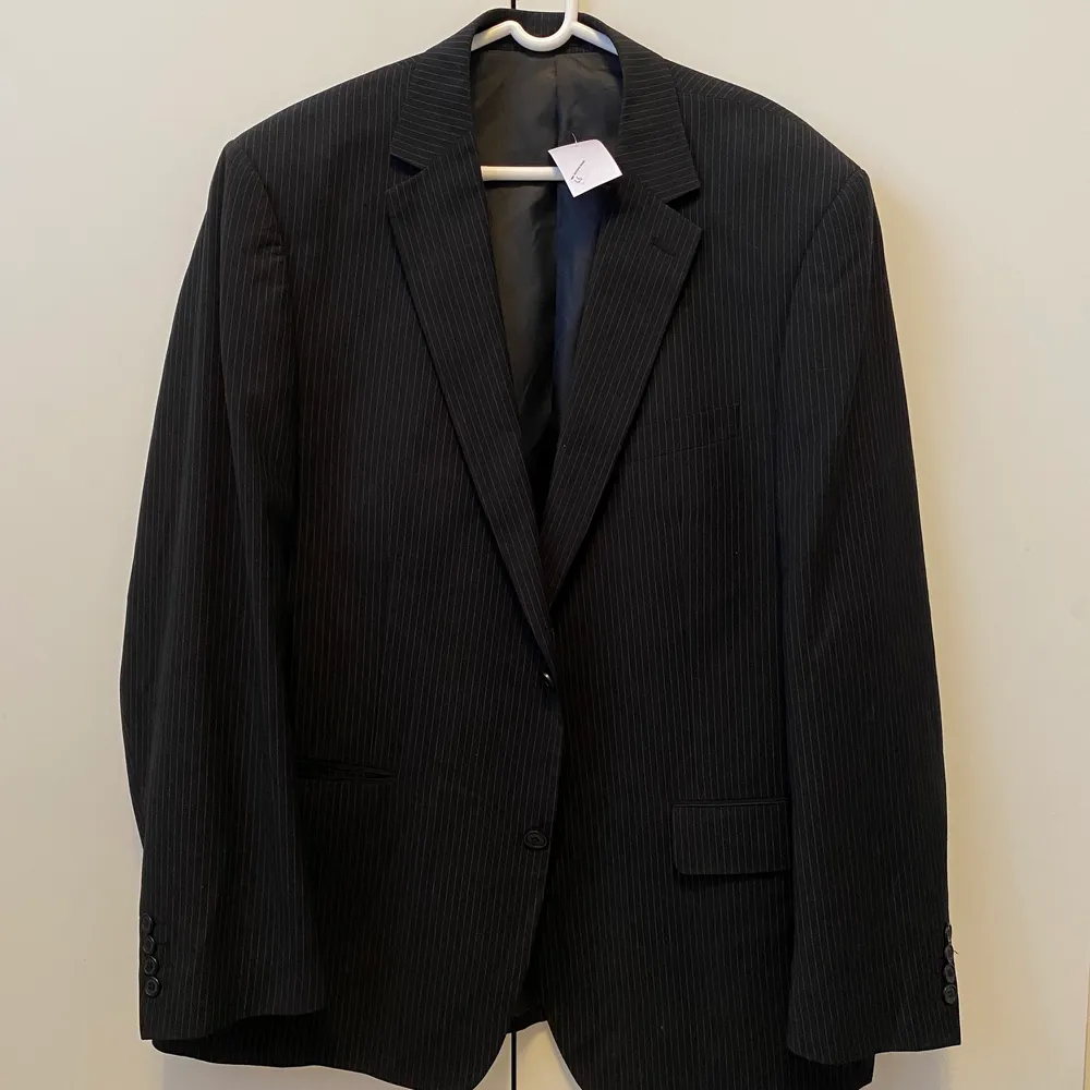 Jättesnygg svart randig kavaj ✨ Storlek 58 Regular, sitter snyggt oversized på mig som brukar ha L-XL. Kostymer.