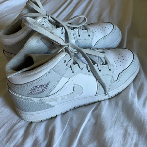 Nike air Jordan 1  - Storlek 40, använda Max 3 gånger så fortfarande fint skick :)