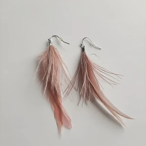 Rosa fjäder örhängen - Säljer dessa örhängen då de knappt har blivit använda. Jag rengör och spritar alla smycken innan de paketeras, de pakas även med bubbelplast. Det är pris + frakt.