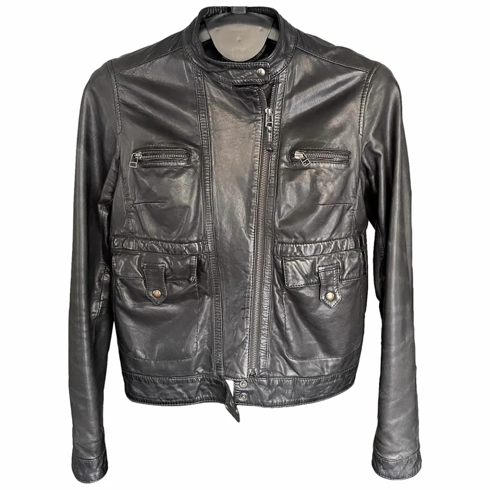 Classic model in 100% leather, which has been loved and preserved in a very good condition. Size is Small. Width 44cm, Length 57cm, Length from neck to the end of the sleeve 74 cm. . Jackor.