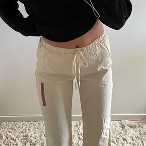 Linnebyxor - Säljer detta otroligt snygga linnebyxorna då dem var för korta på mig. Jag är 180 och dem satt lite över mina anklar. Så tror att dem hade varit helt perfekta på någon runt 165-170. Om det är några frågor är det bara att skriva. Prislapparna sitter fortfarande kvar. Frakt ingår inte. (Obs de som sitter på vänster sida e bara en klister lapp där de står vilken storleken den tar man bara av.)