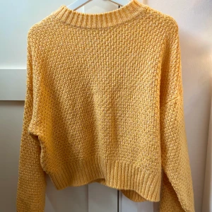 Nelly stickad tröja - Använd fåtal gånger, är i gott skick. 