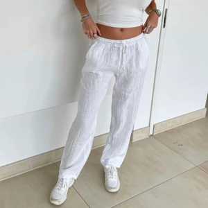 Linnebyxor  - Säljer dessa populära skitsnygga linnebyxor med prislappen kvar!, från design by si storlek, XS/S normal lenght!!