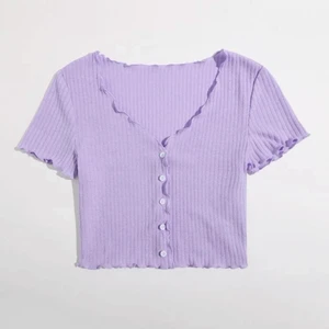 Lila tröja - Nästan oanvänd för den är lite för stor för mig men den är jättefin och skön att ha på sig. Extra knapp kommer med i paketet. Pris kan diskuteras 