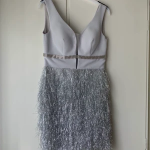 Helt ny klänning oanvänd stl 38 - Säljer min fina klänning helt oanvänd 