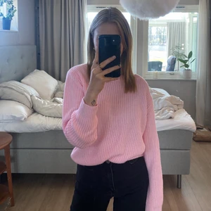 Stickad tröja - Somrig stickad tröja 💖🌸🦩 jättefint skick, endast använd ett fåtal gånger! 