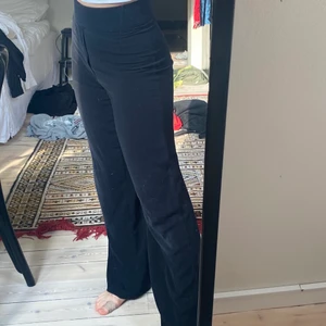 Svarta kostymbyxor  - Svarta fladdriga kostymbyxor som är supersköna! Säljer för att de är för små för mig, ursprungligen från bikbok!🫶
