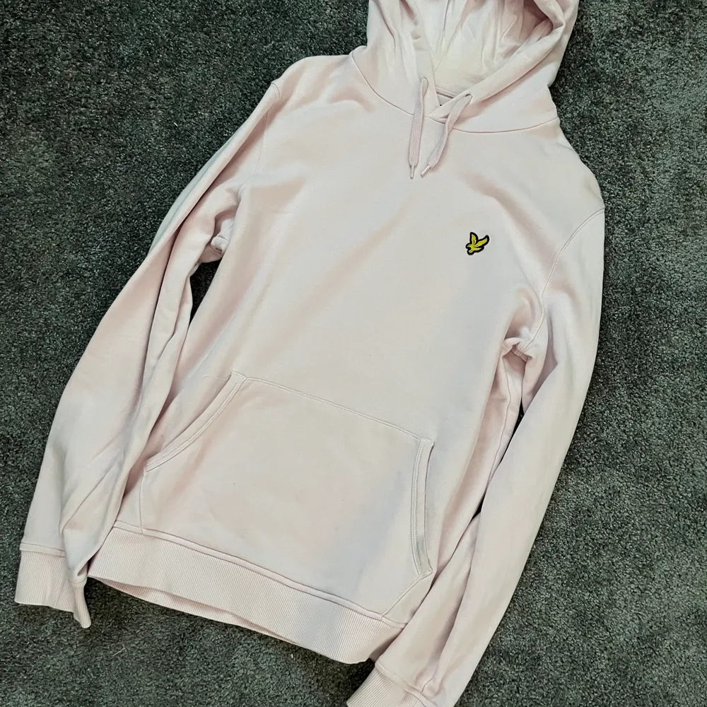 Säljer en snygg rosa Lyle&Scott hoodie, den är sparsamt använd och passar perfekt nu till sommaren. Hoodies.