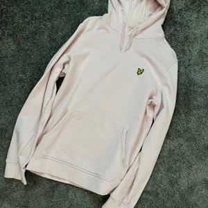 Lyle&Scott hoodie - Säljer en snygg rosa Lyle&Scott hoodie, den är sparsamt använd och passar perfekt nu till sommaren