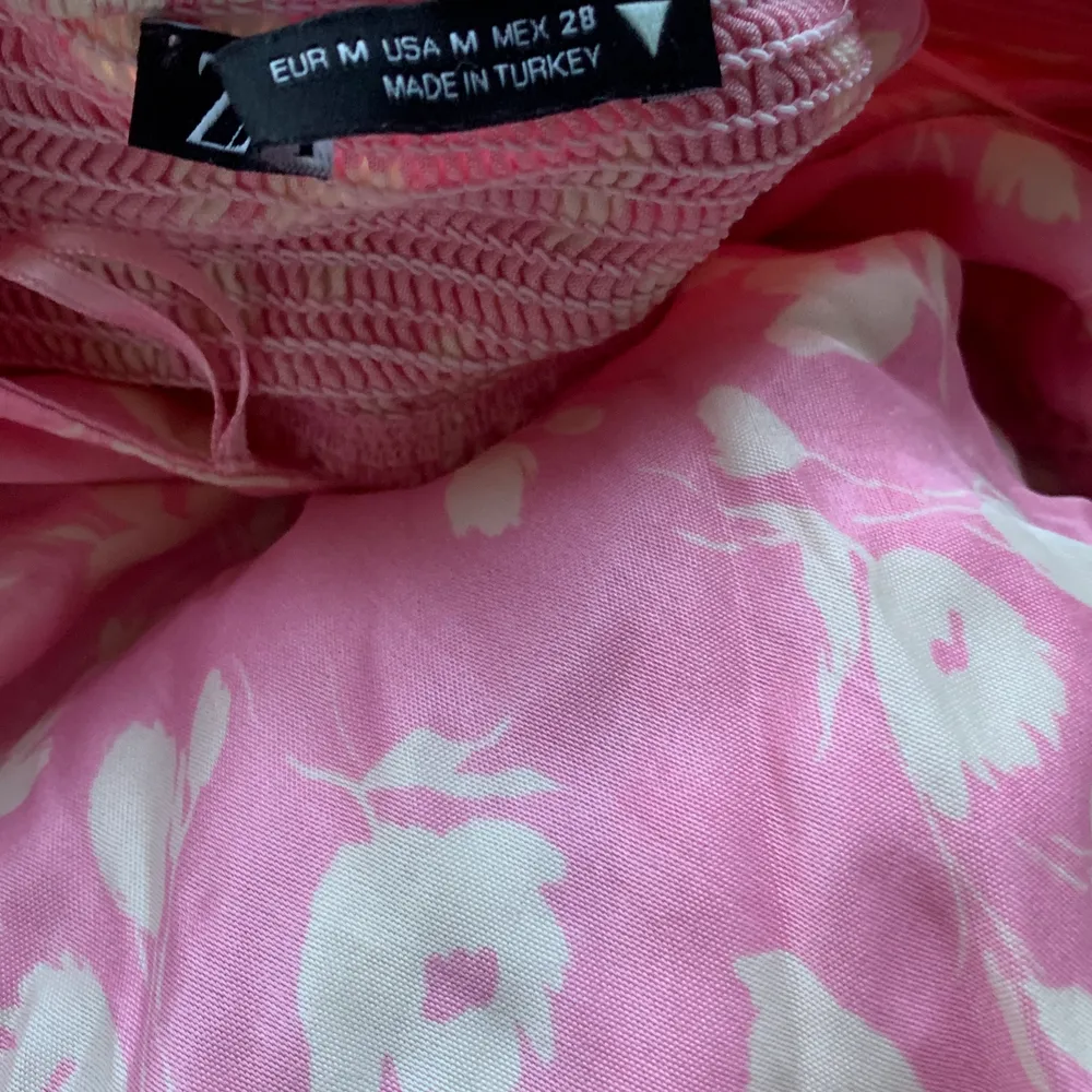 Jätte gullig rosa klänning från Zara som tyvärr är för liten för mig :( storlek M men passar som en S💗💗💗. Klänningar.