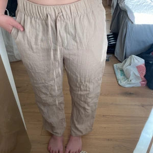 Linnebyxor  - Säljer dessa jättefina linnebyxor från HM som är perfekta nu till sommaren! Strolek M men liten och kort i storleken! Kom privat för intresse💗