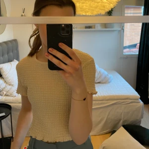 Stradivarius topp - Fin topp från stradivarius som tyvärr inte kommer till användning.💜🤍🌻🌼💐❤️‍🔥🌄