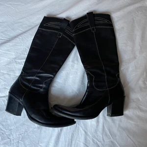 Cowboy boots  - Super snygga Cowboy Boots!! Kommer tyvärr inte till användning. Svarta i storlek 41. Köpta second hand. Vintage.